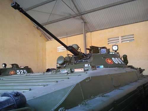 Xe chiến đấu bộ binh chở quân BMP-2. Đây là biến thể nâng cấp của BMP-1 với nhiều cải tiến về hệ thống điện tử và vũ khí.